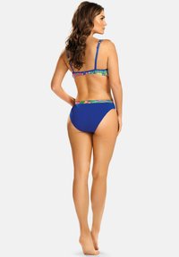 Niebieski bikini z regulowanymi ramiączkami oraz kolorowym wzorowanym pasem na górze i w talii. Gładka tkanina o umiarkowanym kroju zakrycia.
