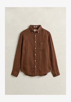 Bruin linnen overhemd met lange mouwen, een button-down kraag, witte knopen en een borstzak, plat neergelegd op een neutrale achtergrond.