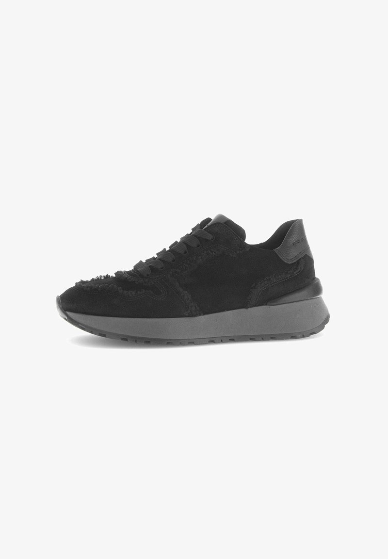 Schwarze Wildledersneaker mit schwarzen Schnürsenkeln, strukturiertem Nähen, gepolstertem Kragen und dicker grauer Gummisohle, im Profilansicht dargestellt.