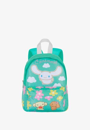 Een turquoise rugzak met een Cinnamoroll-personage, bloemenpatronen en wolk motieven. Gaasbanden, een ritscompartiment en een gladde textuur.