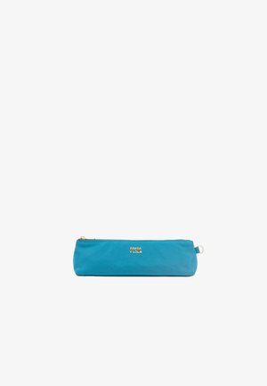 Estuche de lápices turquesa en material suave con cierre de cremallera. Presenta un logotipo dorado y un pequeño lazo para su sujeción.