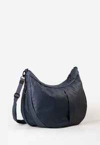 Borsa a spalla a forma di mezzaluna di colore blu scuro, con tracolla regolabile e diversi scomparti con cerniera, su uno sfondo bianco.