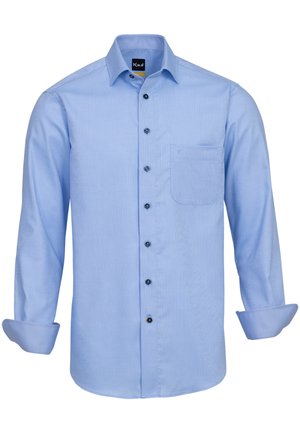 Camicia button-up azzurro chiaro con colletto standard, maniche lunghe, bottoni scuri a contrasto e una tasca sul petto. Texture liscia.