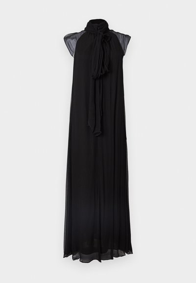 Vestido negro sin mangas con cuello alto, detalle de lazo y textura plisada, diseño fluido con un acabado ligeramente transparente.