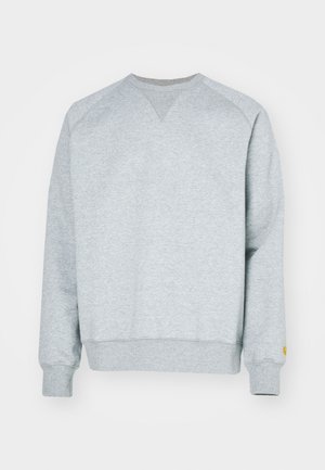 Sweatshirt cinza com design em V, punhos e bainha canelados. Apresenta um pequeno logótipo amarelo na manga esquerda. Textura suave em mistura de algodão.