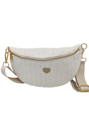 Sac bandoulière matelassé beige clair avec fermeture éclair dorée, emblème en forme de cœur au centre et bandoulière en tissu ajustable avec attaches dorées.