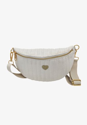 Sac bandoulière matelassé beige clair avec fermeture éclair dorée, emblème en forme de cœur au centre et bandoulière en tissu ajustable avec attaches dorées.