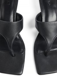 Zwarte leren sandalen met een vierkante neusontwerp, voorzien van een minimalistische T-bandconstructie en een gladde oppervlaktextuur.