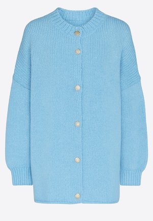 Lyseblå strikket cardigan med rundet halsudskæring, oversized pasform og fem gyldne knapper ned foran. Ribstrikkede manchetter og kant.