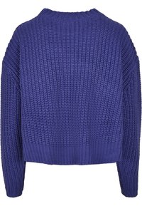 Pull en maille bleue épaisse avec manches longues et col, poignets et bas côtelés, vu de dos.