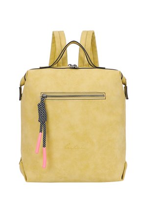 Gelber Rucksack aus Kunstleder mit zwei verstellbaren Trägern, einer vorderen Reißverschlusstasche sowie kontrastierenden schwarzen Nähten und Beschlägen.