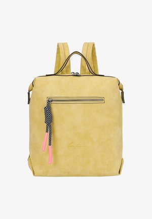 Gelber Rucksack aus Kunstleder mit zwei verstellbaren Trägern, einer vorderen Reißverschlusstasche sowie kontrastierenden schwarzen Nähten und Beschlägen.