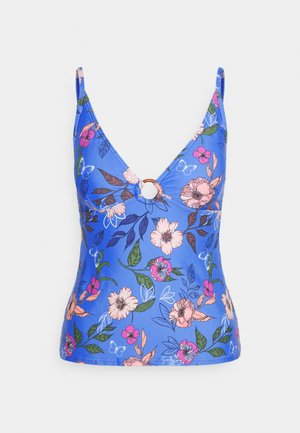 Blaue florale Schwimmtop mit V-Ausschnitt, das ein kreisförmiges Ausschnittdetail an der Vorderseite aufweist. Das Material ist glatt und mit pinken und grünen Blumen bedruckt.
