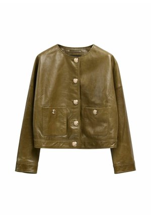 Krótkia kurtka skórzana w oliwkowym zielonym kolorze z okrągłym dekoltem, długimi rękawami, pięcioma złotymi guzikami i dwoma przednimi kieszeniami na guziki.