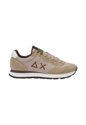Hellbrauner Sneaker mit Velours- und Stoffpaneelen, rotem Dreieck- und X-Symbol an der Seite, grünen und beigen Schnürsenkeln und weißer Sohle mit schwarzem Profil.