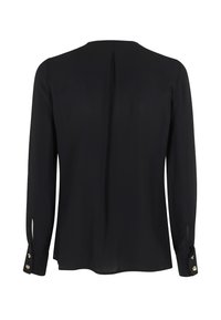 Blusa negra de manga larga con escote redondeado, pliegue en la espalda y puños abotonados con acentos dorados. Tejido suave y ligero.
