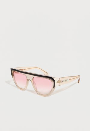 Lunettes de soleil beiges transparentes avec une monture supérieure noire et des verres dégradés rose, marquées "Marni" sur les branches.