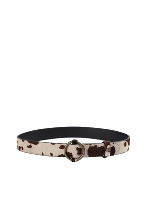 Cinturón de piel de vaca con base blanca y manchas marrones, con una elegante parte trasera de cuero negro y una hebilla redonda de bronce.