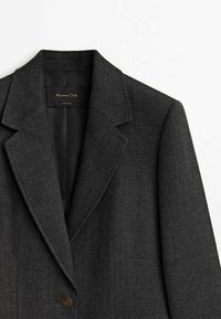Blazer en laine gris foncé avec revers crantés, fermeture à un bouton et doublure intérieure noire, étiqueté Massimo Dutti.