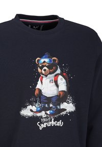 Marineblaues Sweatshirt mit einer Grafik eines Bären in Wintersportbekleidung, ausgestattet mit Skiausrüstung, einer weißen Jacke und Schneeakzenten. Darunter steht "Snowbear."