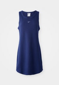 Mornaričasta rebrasta haljina bez rukava s okruglim izrezom. Sadrži srebrni Nike logo na prsima, teksturirana tkanina.