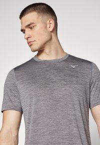 Mizuno IMPULSE CORE TEE - Camiseta deportiva - magnet