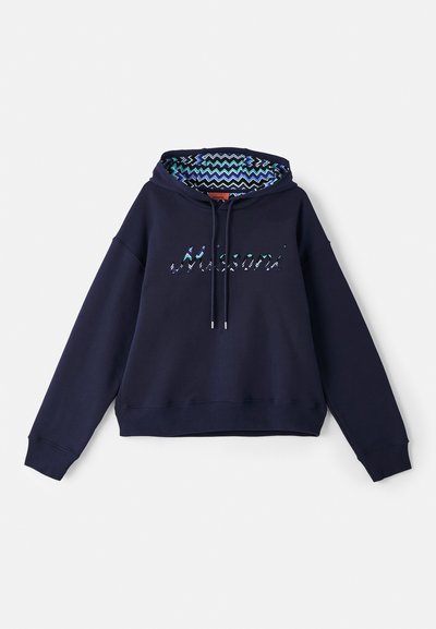 Tumedalt sinine kapuutsiga dressipluus, millel on iridesentsest "Missoni" logo, mustriga sisekapp, kus on lainelised kujundid, ja mugav renn.