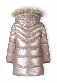 Rosa glänsande pufferjacka med ett chevronmönster, fuskpäls runt huvan, långa ärmar och ribbade muddar. Har en midjelång skärning och mjuk textur.