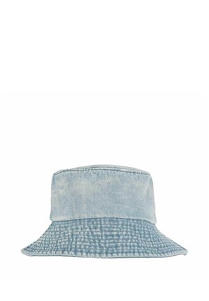 Hellblauer Jeans-Bucket-Hut mit sichtbaren Nähten und leicht verblasster Textur, vor einem schlichten weißen Hintergrund dargestellt.