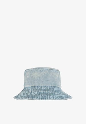 Hellblauer Jeans-Bucket-Hut mit sichtbaren Nähten und leicht verblasster Textur, vor einem schlichten weißen Hintergrund dargestellt.