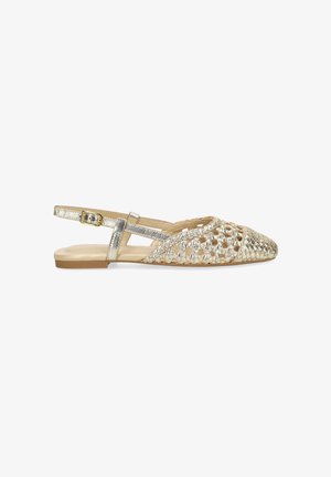 Sandalo slingback in pelle intrecciata metallizzata oro opaco con punta appuntita e fibbia regolabile alla caviglia.