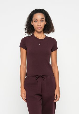 Bordeauxfarbiges, enganliegendes T-Shirt aus weichem Stoff, mit kurzen Ärmeln und Rundhalsausschnitt. Ein kleines weißes Nike-Logo ist zentral auf der Brust platziert.