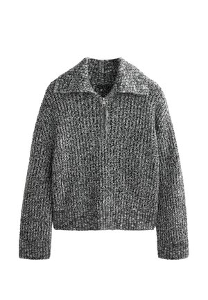 Pulover tricotat gri și negru, prevăzut cu fermoar frontal, guleraș larg și manșete drepte, realizat dintr-un material texturat și cu croială lejeră.