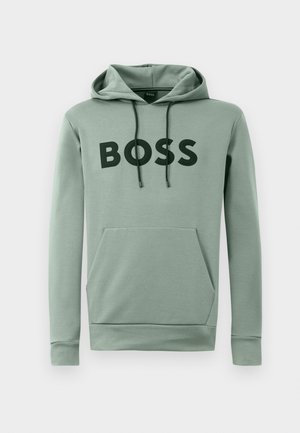 Hettegenser i lys grønn bomullsblanding, med en frontlomme og fet svart "BOSS"-skrift over brystet. Snorene er inkludert.