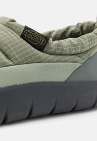 Lacoste SERVE SLIPPER 224 - Tøfler - light green/dark grey