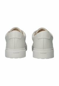 Zapatillas de cuero gris con un acabado suave, que cuentan con un cuello acolchado y una suela de goma blanca. Logo "BLACKSTONE" en relieve en el talón.