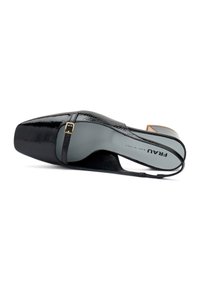 Scarpa slingback in vernice nera con punta affusolata, fibbia con accento dorato e tacco a zeppa di media altezza. Superficie testurizzata, soletta grigia.