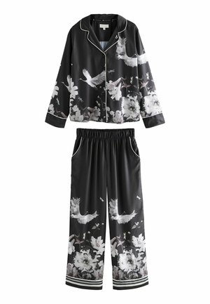 Set de pijamale din satin negru, compus dintr-o cămașă cu nasturi, cu detalii albe și modele florale și cu păsări, și pantaloni asortați cu talie elastică, având accente.