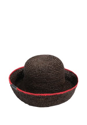Sombrero tejido de color marrón oscuro con una copa redondeada y un ala ancha con borde rojo, mostrado sobre un fondo blanco.