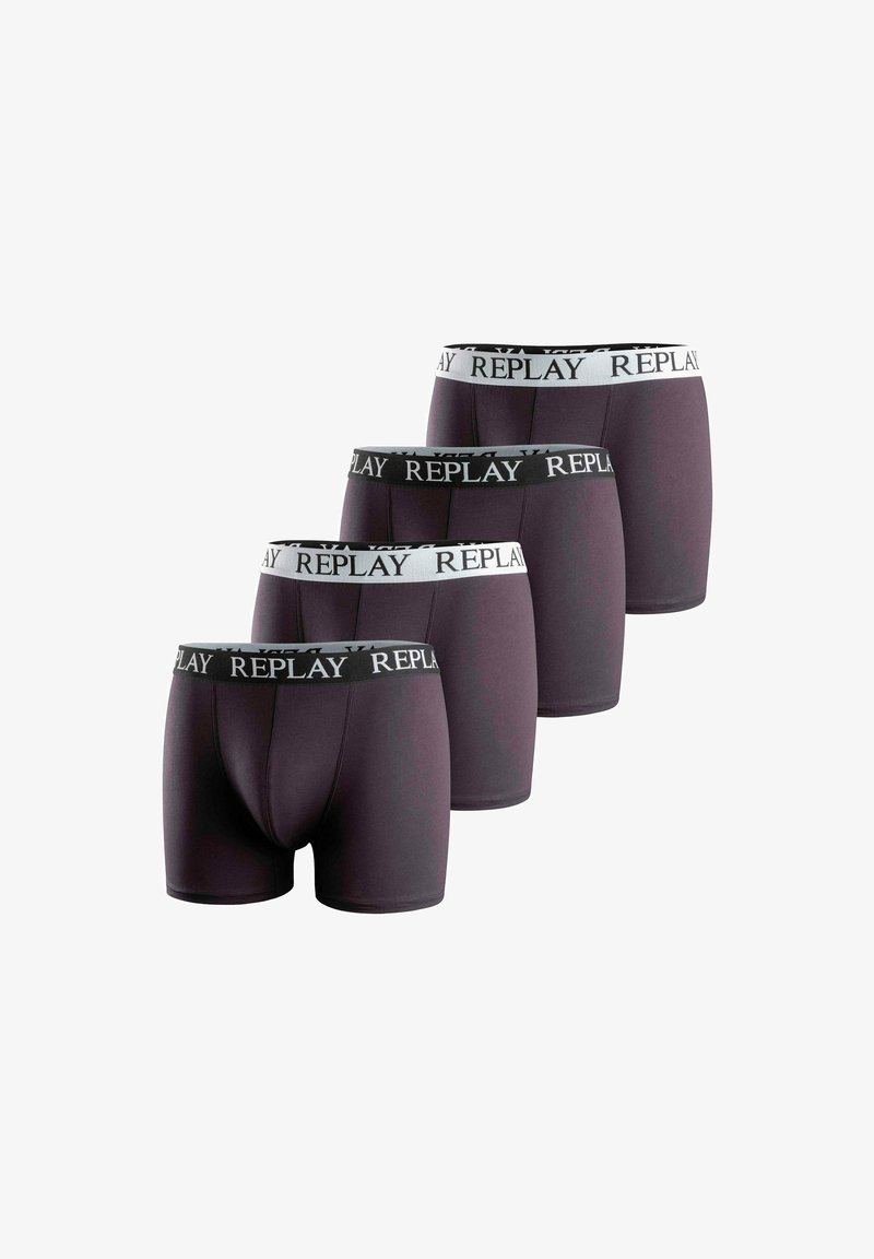 Cuatro pares de bóxers morados oscuros con una cinturilla de logo "REPLAY" en negro y gris. Textura suave con un diseño ajustado.