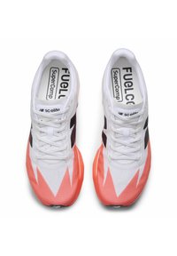 Scarpe da atletica bianche con tomaia testurizzata, dettagli neri e una suola con un accattivante gradiente dal rosa all'arancione. Presentano lacci standard e marchiatura.