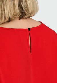 ONLY Carmakoma CARVICA LIFE  - T-shirt con stampa - high risk red