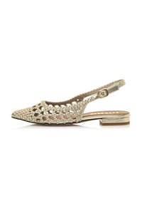 Bailarinas con talón destalonado y punta afilada, material metálico dorado tejido, tacón bajo y diseño con cortes abiertos para mayor transpirabilidad.