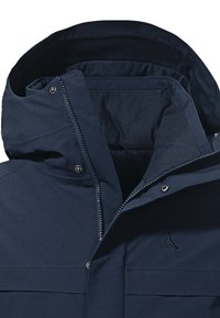 Námořnická modrá větruodolná bunda s kapucí, vybavená zipovým zapínáním, patentkami a texturovanou tkaninou s jemným logem.