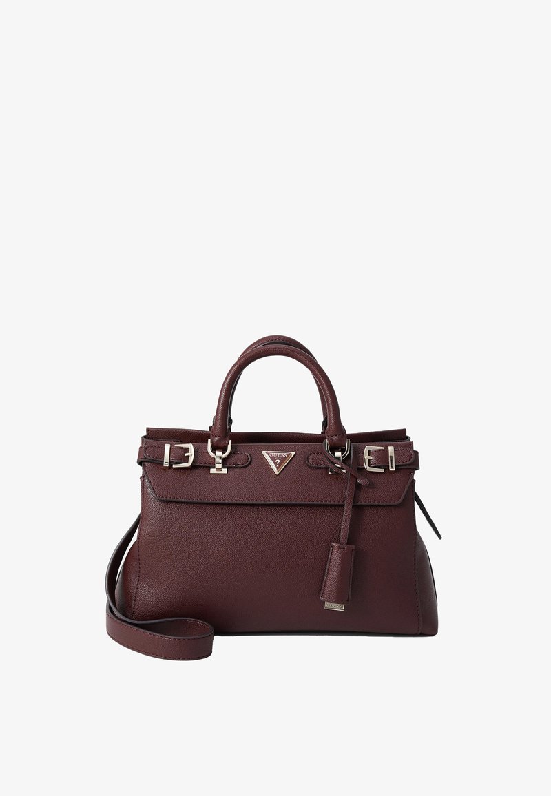 Sac à main en cuir bordeaux foncé avec poignées sur le dessus, bandoulière, boucles argentées et logo triangulaire Guess sur le devant.