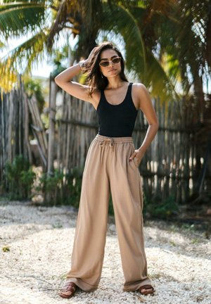 Chelsea Peers WIDE LEG - Pantalon classique - brown