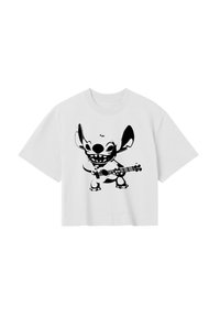 Bílé tričko s krátkým rukávem s černým grafikou kreslené bytosti hrající na kytaru, s velkýma ušima a širokým úsměvem.