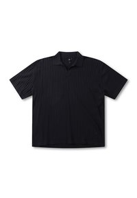 Μαύρο πόλο μπλουζάκι με κοντά μανίκια, ριμπ υφή, γιακά και ελαφρώς άνετη εφαρμογή. Διαθέτει διακριτικό λογότυπο στο κάτω μέρος.