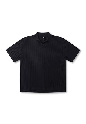 Czarna koszulka polo z krótkim rękawem o prążkowanej fakturze, z kołnierzykiem i lekko luźnym krojem. Posiada subtelne logo na dole.