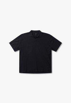 Polo nera a maniche corte con texture a costine, colletto e vestibilità leggermente morbida. Presenta un logo sottile all'orlo.